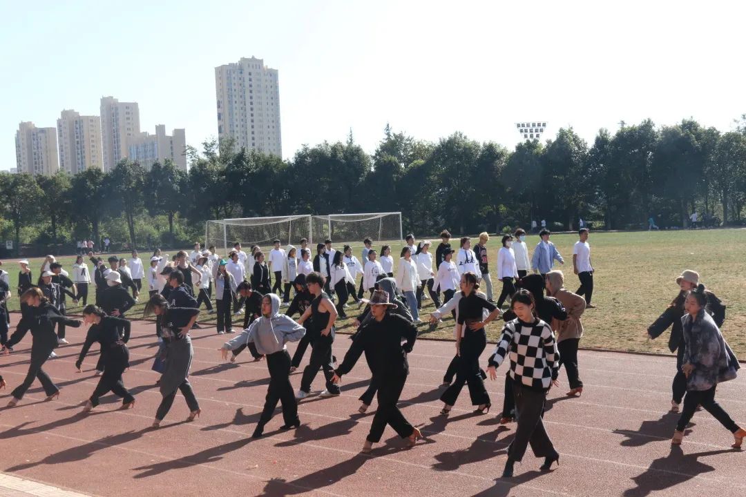 【创美艺传】运动正青春 蓄势绽风华|运动会彩排进行时(内含直播预告) 第 8 张 【创美艺传】运动正青春 蓄势绽风华|运动会彩排进行时(内含直播预告) 第 8 张