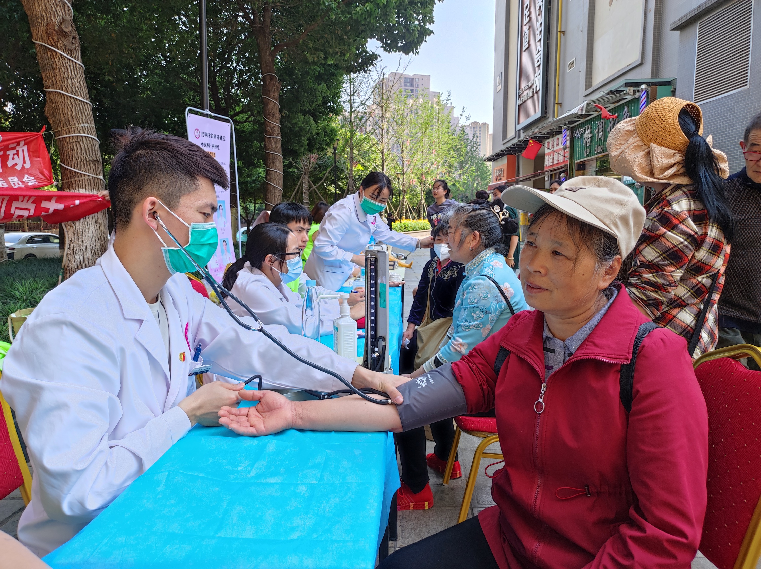 共联共建促发展，义诊服务送温暖——beat365平台官方网站医学院康复系党支部联合昆明市妇幼保健院中医科党支部及昆明市五华区龙院社区党委开展健康义诊活动 第 1 张