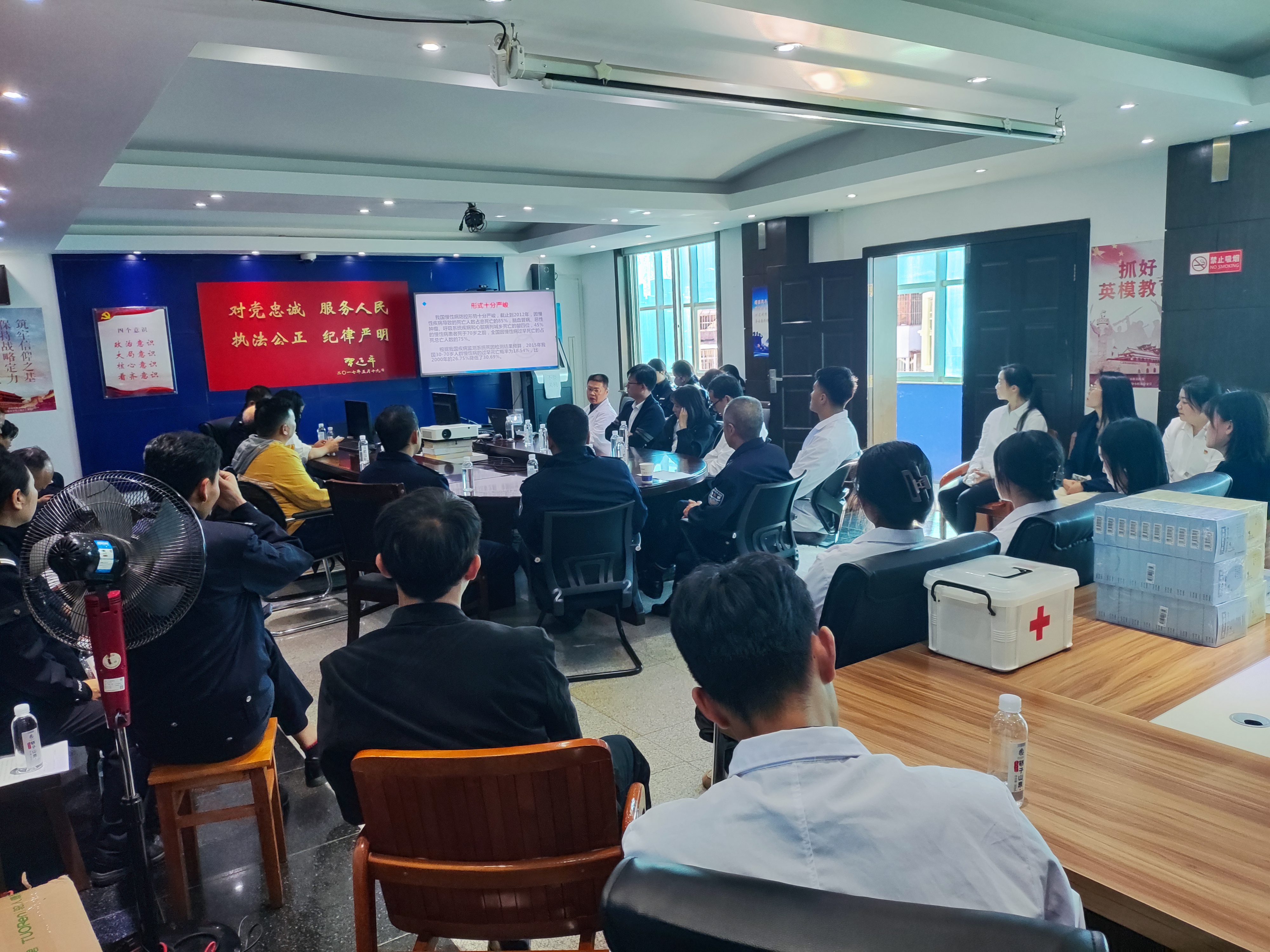 我为群众办实事/beat365平台官方网站医学院康复系党支部开展“共联共建促发展,义诊服务送温暖”活动 第 1 张 我为群众办实事/beat365平台官方网站医学院康复系党支部开展“共联共建促发展,义诊服务送温暖”活动 第 1 张