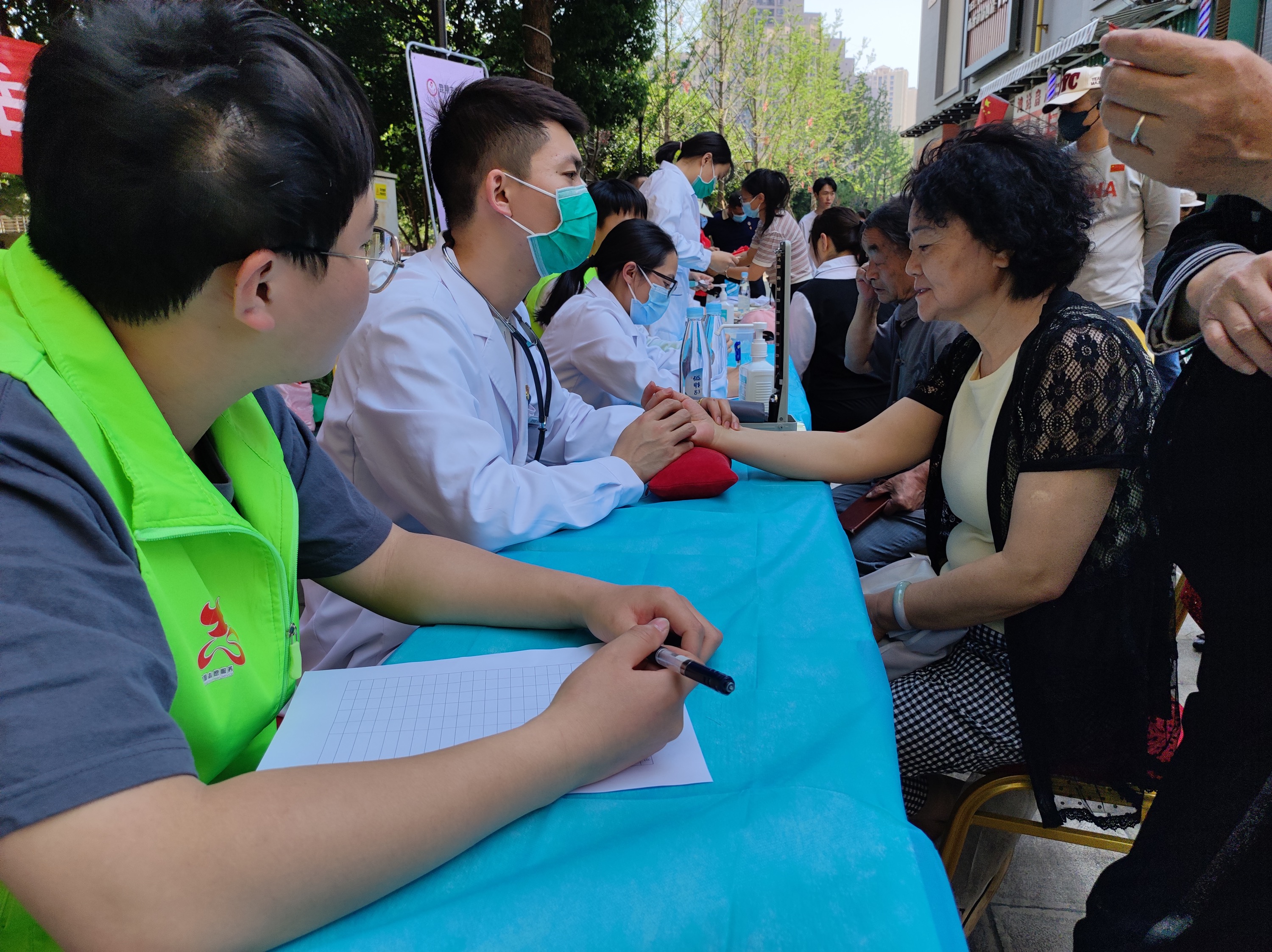 共联共建促发展，义诊服务送温暖——beat365平台官方网站医学院康复系党支部联合昆明市妇幼保健院中医科党支部及昆明市五华区龙院社区党委开展健康义诊活动 第 2 张