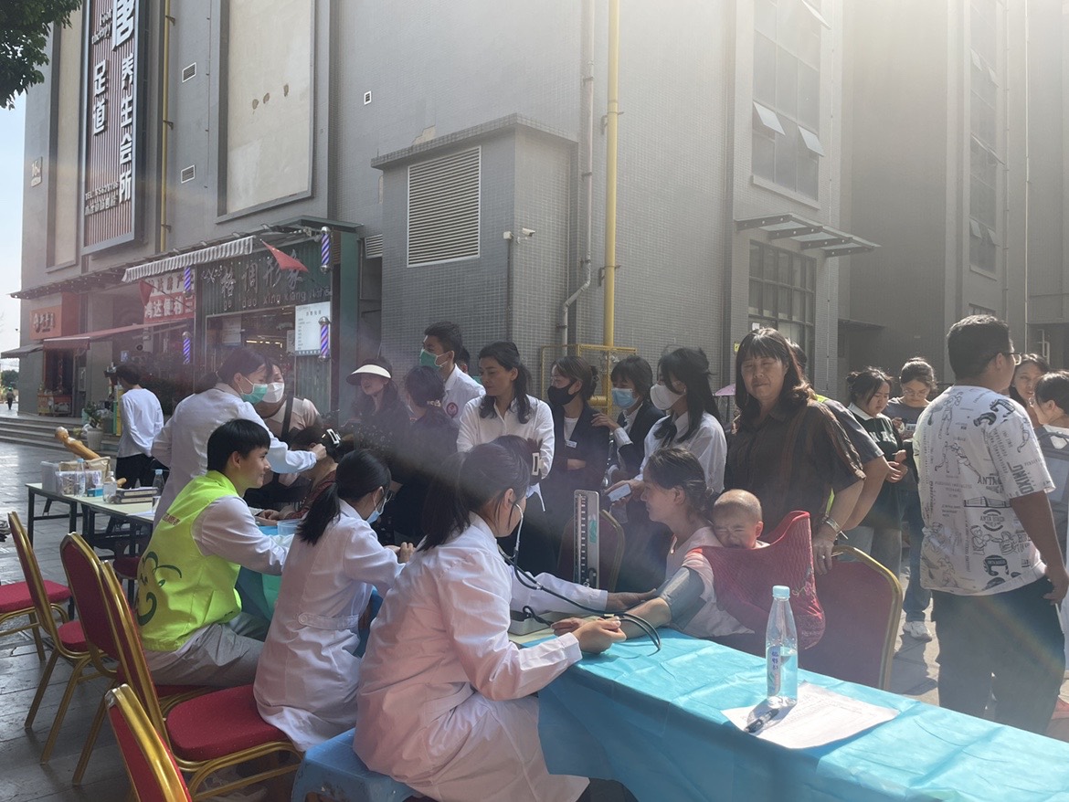 共联共建促发展，义诊服务送温暖——beat365平台官方网站医学院康复系党支部联合昆明市妇幼保健院中医科党支部及昆明市五华区龙院社区党委开展健康义诊活动 第 3 张