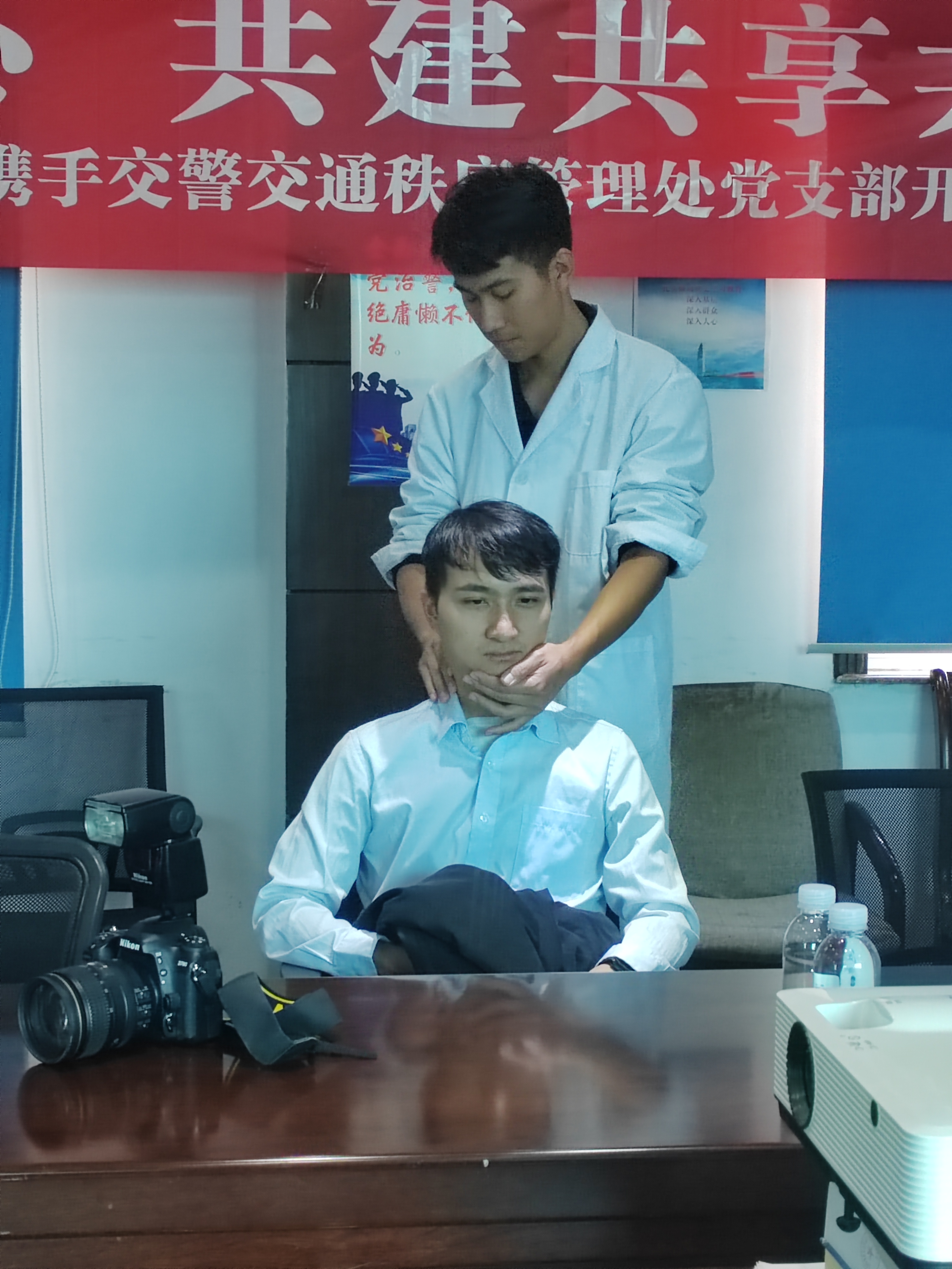 我为群众办实事/beat365平台官方网站医学院康复系党支部开展“共联共建促发展,义诊服务送温暖”活动 第 3 张 我为群众办实事/beat365平台官方网站医学院康复系党支部开展“共联共建促发展,义诊服务送温暖”活动 第 3 张