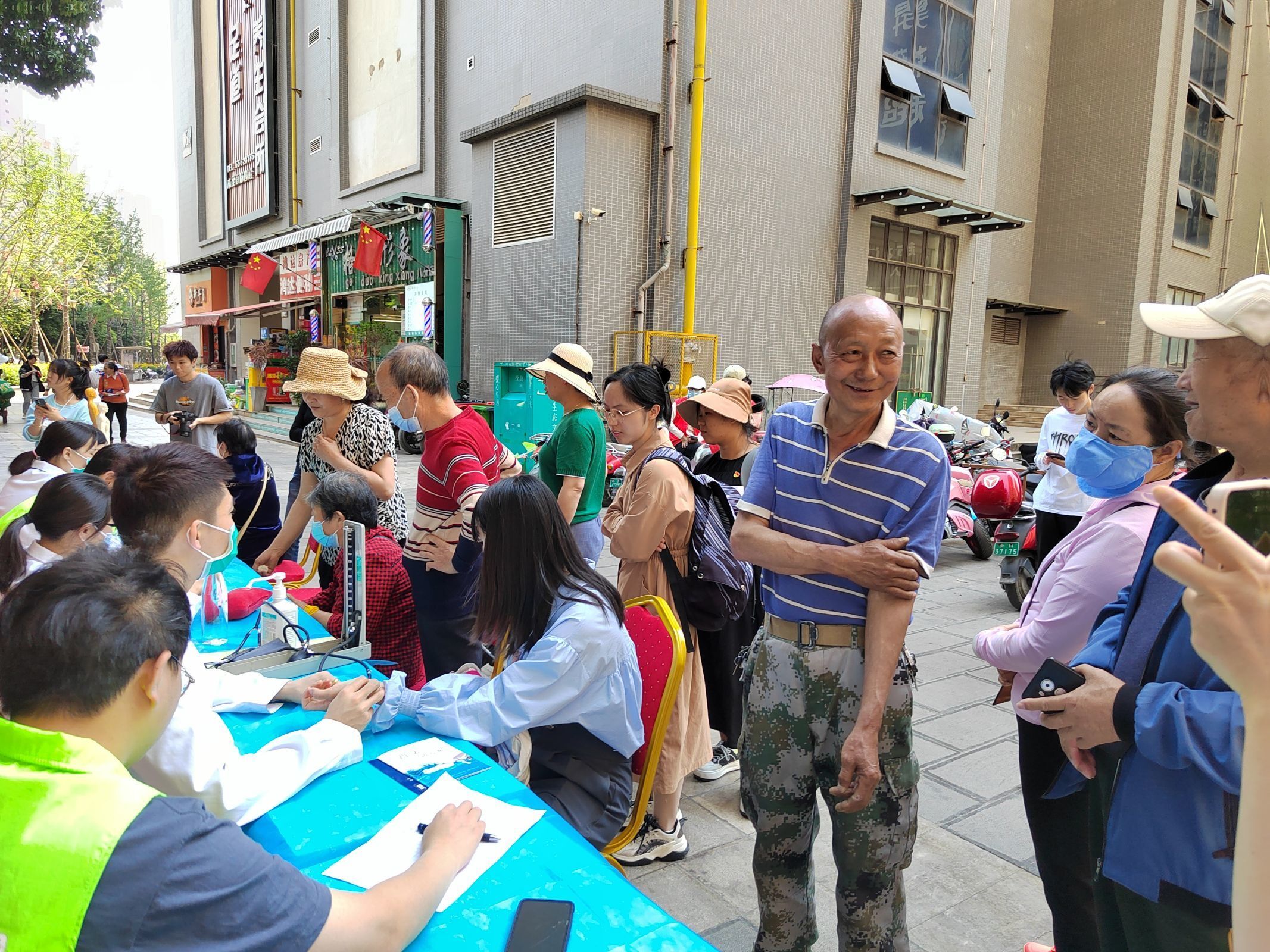 共联共建促发展，义诊服务送温暖——beat365平台官方网站医学院康复系党支部联合昆明市妇幼保健院中医科党支部及昆明市五华区龙院社区党委开展健康义诊活动 第 4 张
