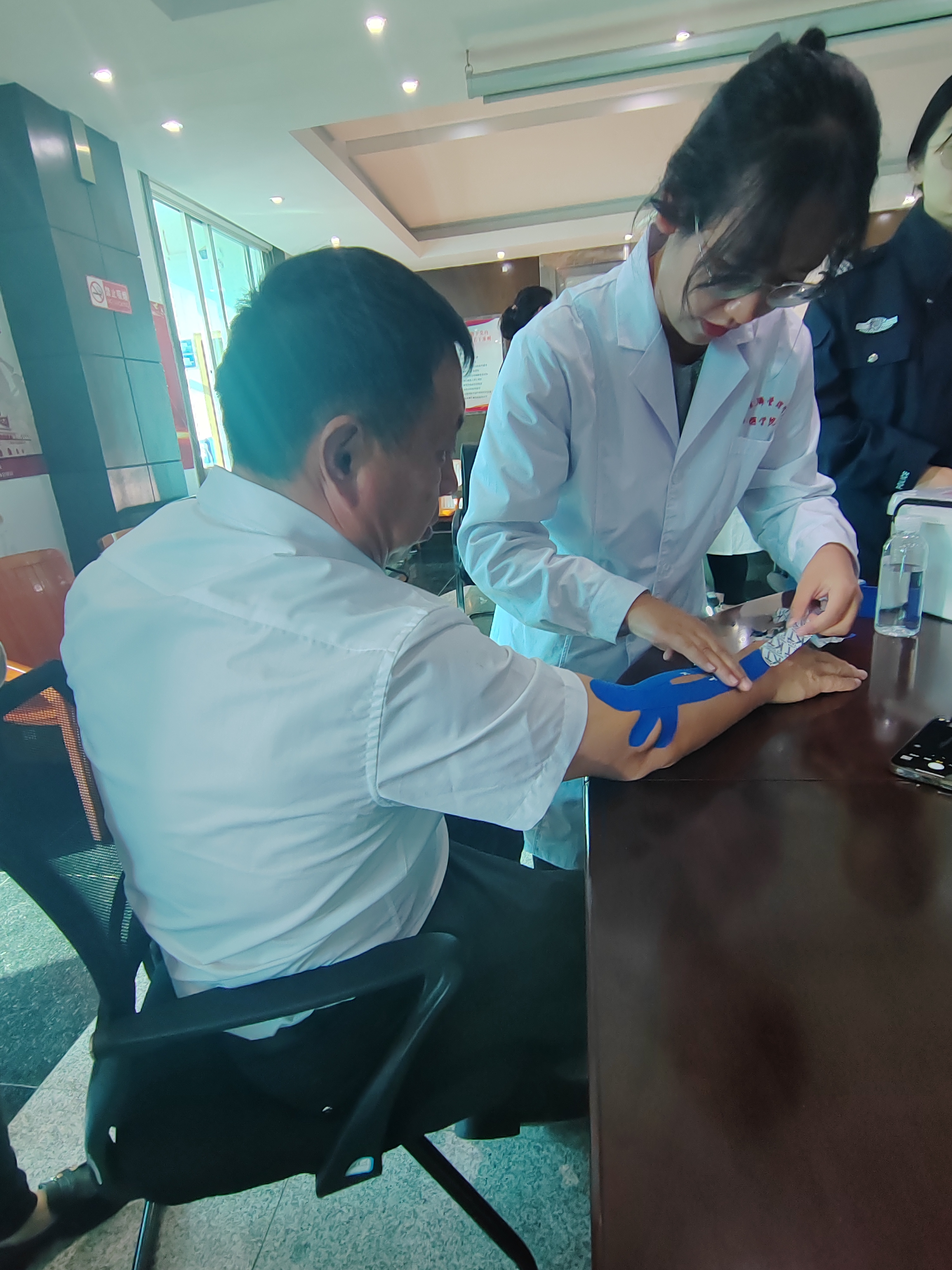 我为群众办实事/beat365平台官方网站医学院康复系党支部开展“共联共建促发展,义诊服务送温暖”活动 第 4 张 我为群众办实事/beat365平台官方网站医学院康复系党支部开展“共联共建促发展,义诊服务送温暖”活动 第 4 张