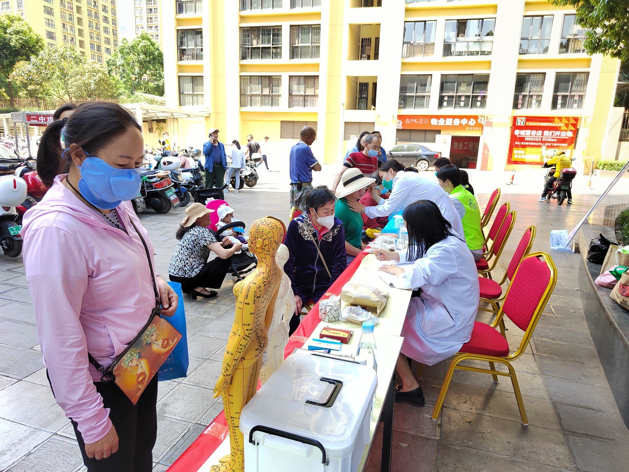 共联共建促发展，义诊服务送温暖——beat365平台官方网站医学院康复系党支部联合昆明市妇幼保健院中医科党支部及昆明市五华区龙院社区党委开展健康义诊活动 第 5 张