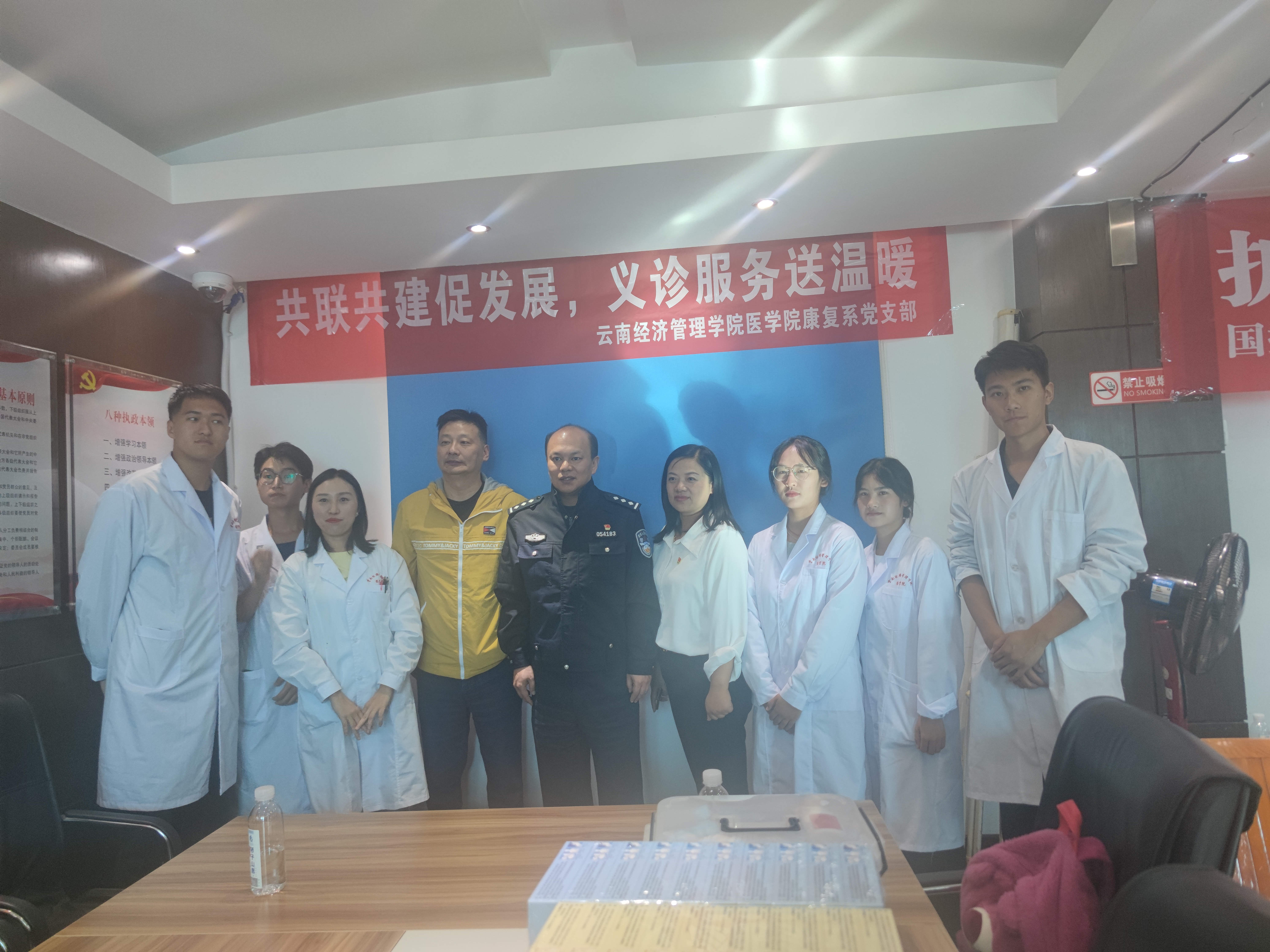 我为群众办实事/beat365平台官方网站医学院康复系党支部开展“共联共建促发展,义诊服务送温暖”活动 第 5 张 我为群众办实事/beat365平台官方网站医学院康复系党支部开展“共联共建促发展,义诊服务送温暖”活动 第 5 张