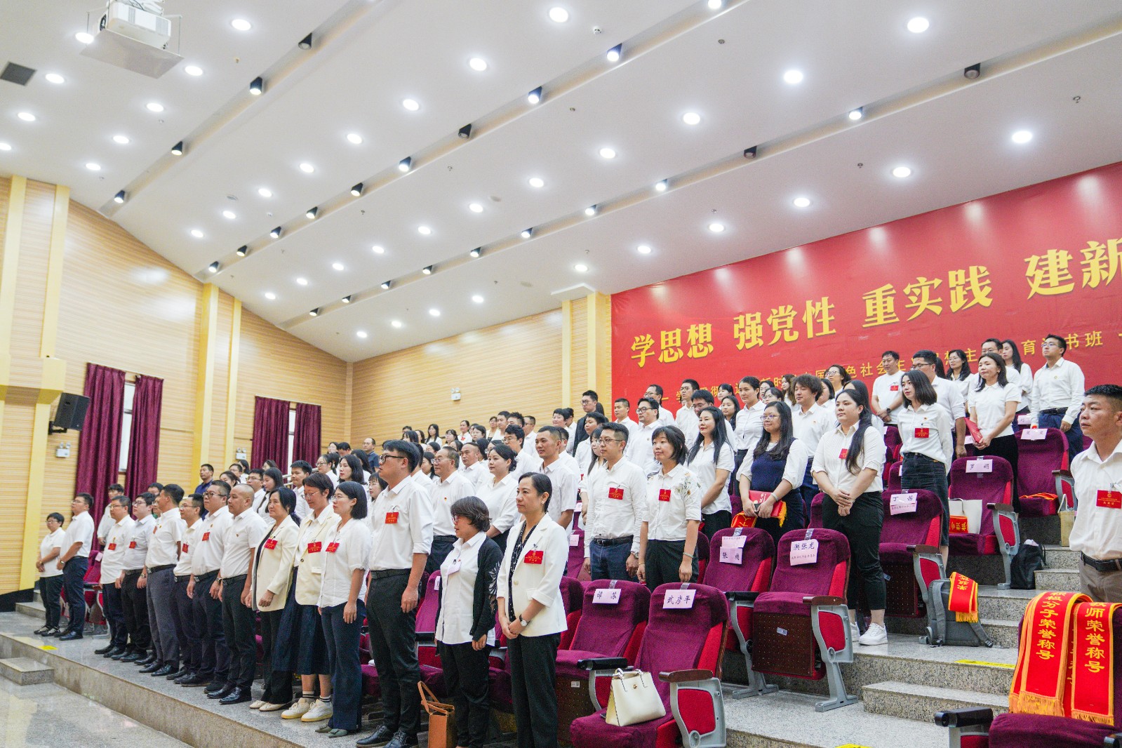 beat365平台官方网站召开第四届教职工代表暨工会会员代表大会第二次会议 第 11 张 beat365平台官方网站召开第四届教职工代表暨工会会员代表大会第二次会议 第 11 张