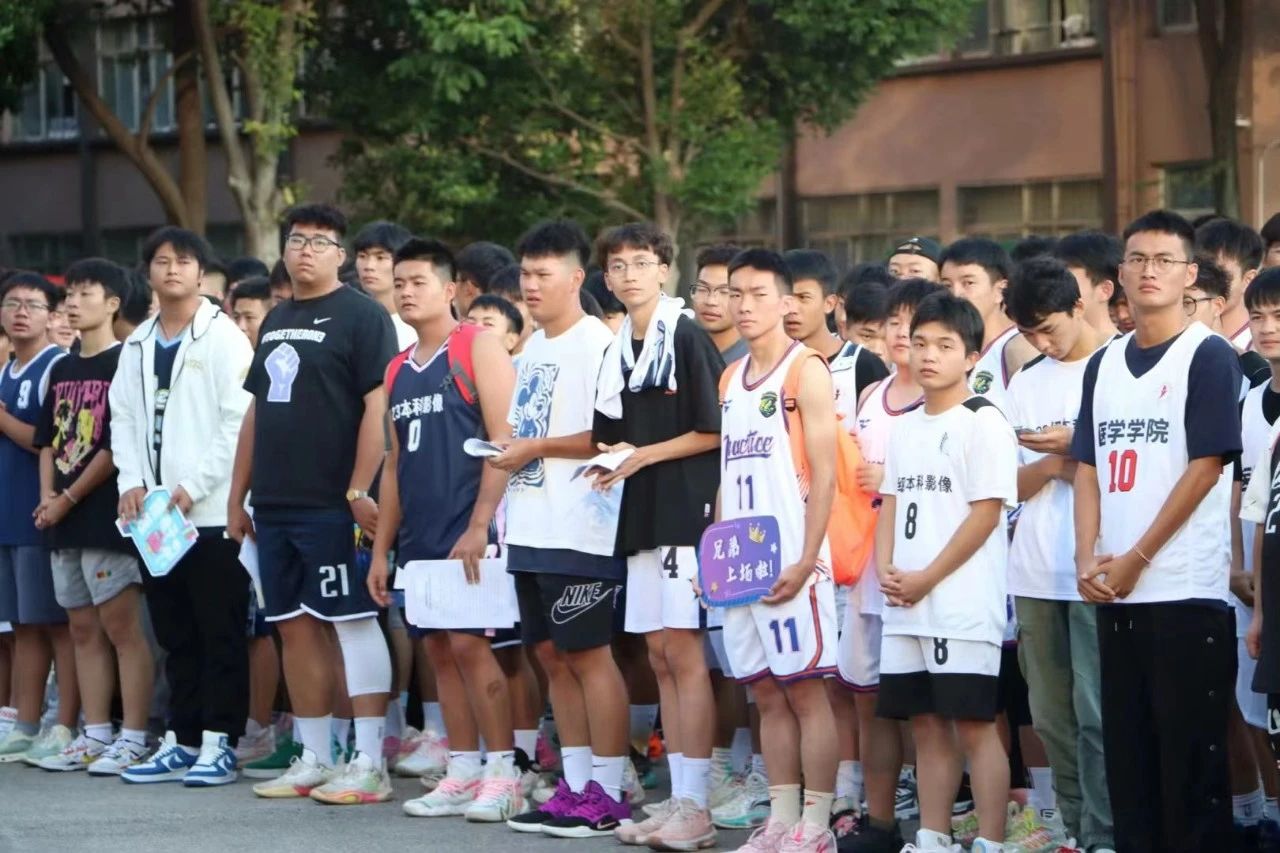 迎“篮”而上,精益“球”精丨beat365平台官方网站医学院2023年迎新杯篮球赛开幕式 第 2 张 迎“篮”而上,精益“球”精丨beat365平台官方网站医学院2023年迎新杯篮球赛开幕式 第 2 张