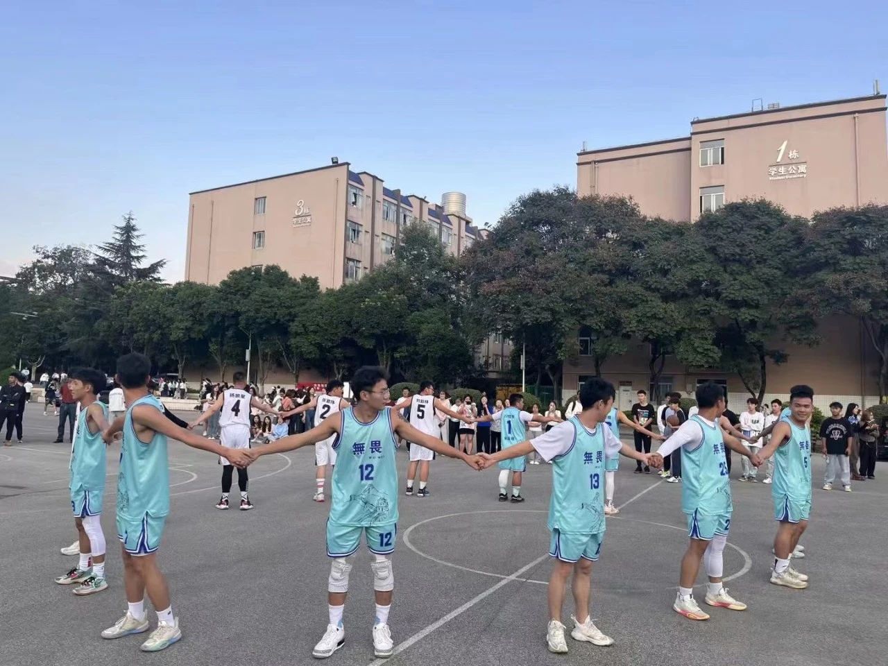 迎“篮”而上,精益“球”精丨beat365平台官方网站医学院2023年迎新杯篮球赛开幕式 第 9 张 迎“篮”而上,精益“球”精丨beat365平台官方网站医学院2023年迎新杯篮球赛开幕式 第 9 张