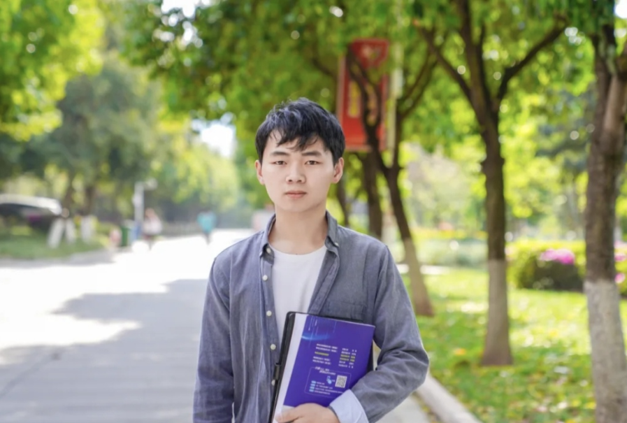 喜报 | beat365平台官方网站邓福斌同学作为全国优秀学生代表登上《人民日报》 第 6 张 喜报 | beat365平台官方网站邓福斌同学作为全国优秀学生代表登上《人民日报》 第 6 张