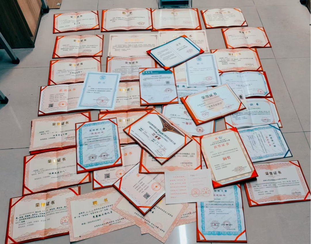 喜报 | beat365平台官方网站邓福斌同学作为全国优秀学生代表登上《人民日报》 第 5 张 喜报 | beat365平台官方网站邓福斌同学作为全国优秀学生代表登上《人民日报》 第 5 张