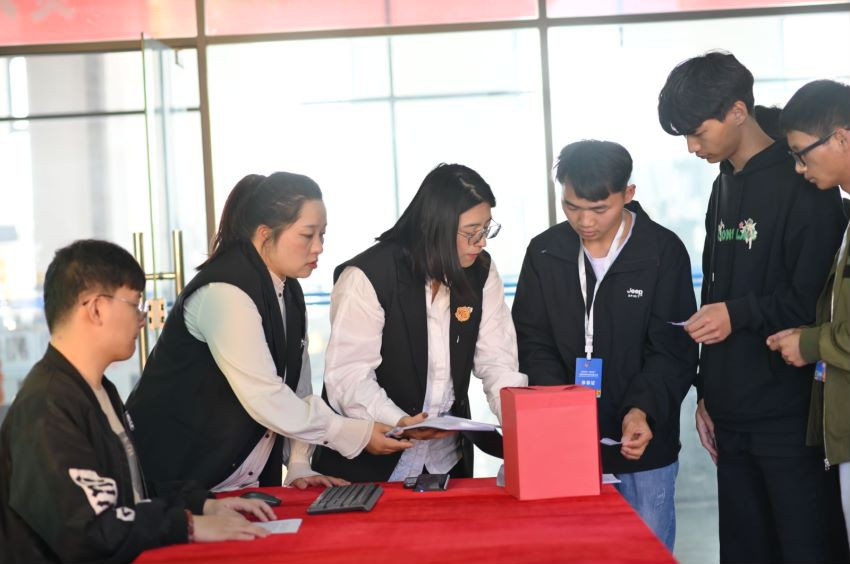 喜报 | beat365平台官方网站邓福斌同学作为全国优秀学生代表登上《人民日报》 第 4 张 喜报 | beat365平台官方网站邓福斌同学作为全国优秀学生代表登上《人民日报》 第 4 张