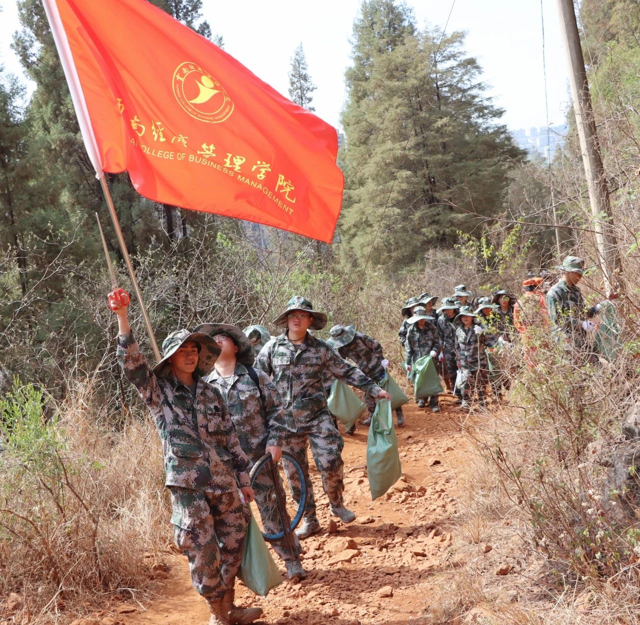 垃圾不落地 山林更美丽——黑林铺街道与beat365平台官方网站开展护林环保行动 第 9 张 垃圾不落地 山林更美丽——黑林铺街道与beat365平台官方网站开展护林环保行动 第 9 张