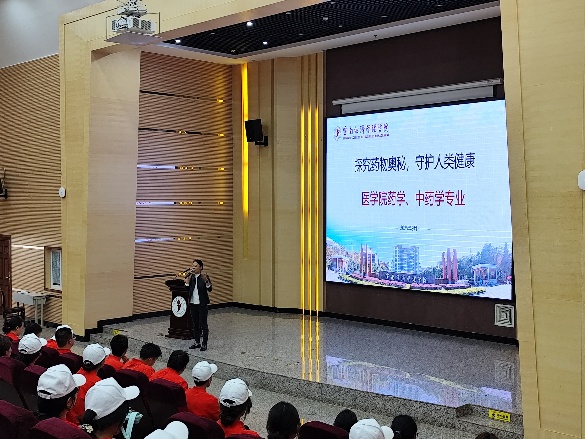 筑梦医药新时代,培育卓越接班人 ——beat365平台官方网站医学院2025级药学、中药学专业新生入学教育专业宣讲会成功举行 第 8 张 筑梦医药新时代,培育卓越接班人 ——beat365平台官方网站医学院2025级药学、中药学专业新生入学教育专业宣讲会成功举行 第 8 张
