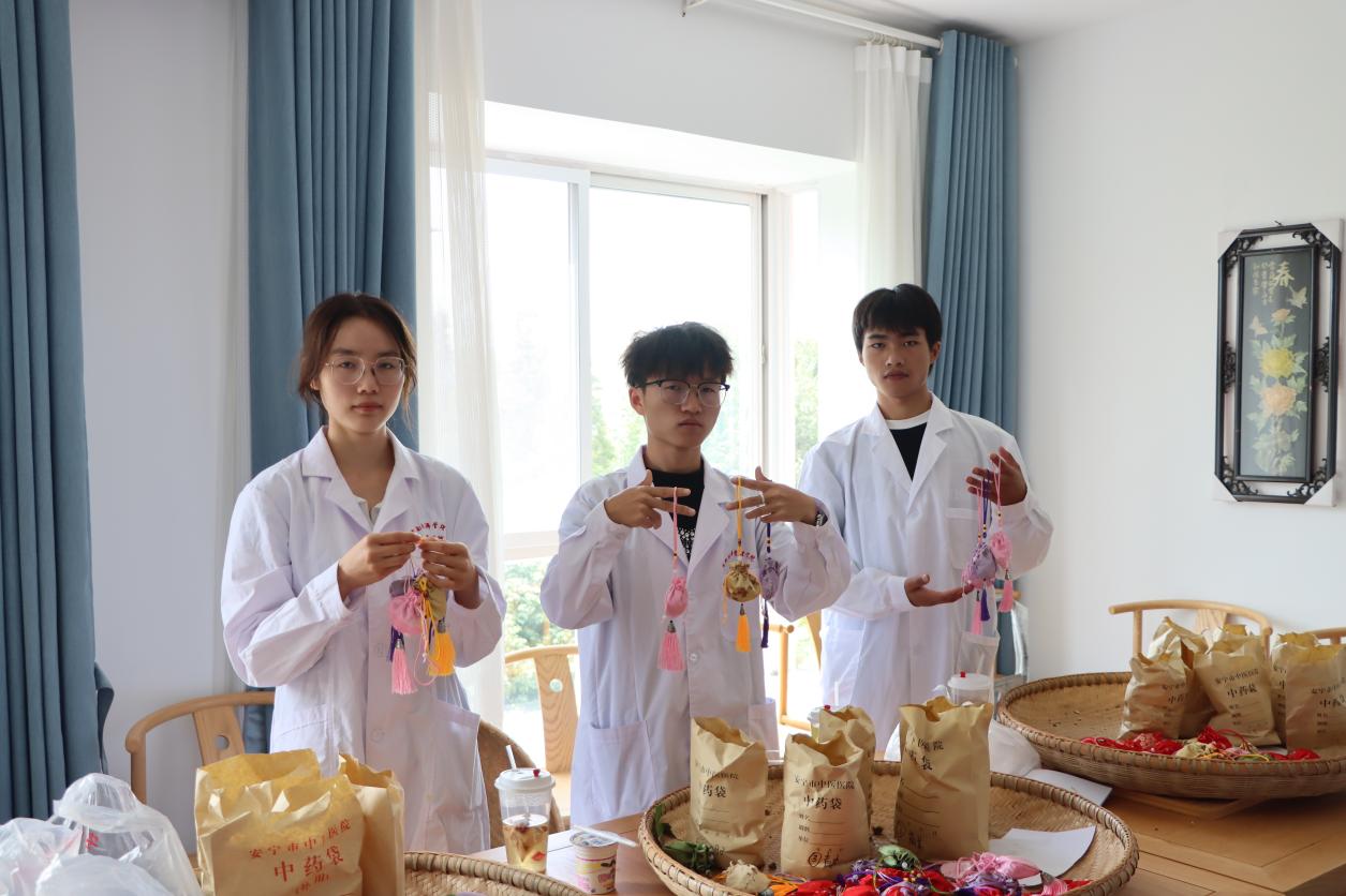 支部行动暖金秋 健康献礼教师节——beat365平台官方网站医学院开展教师节党员义诊服务活动 第 4 张 支部行动暖金秋 健康献礼教师节——beat365平台官方网站医学院开展教师节党员义诊服务活动 第 4 张
