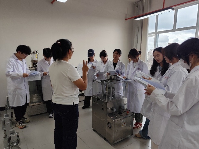 以赛促教强技能,砺练精兵展风采 ——beat365平台官方网站医学院药学、中药学专业参加2025年云南省职业院校多项技能大赛 第 1 张 以赛促教强技能,砺练精兵展风采 ——beat365平台官方网站医学院药学、中药学专业参加2025年云南省职业院校多项技能大赛 第 1 张