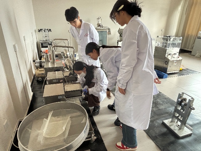 以赛促教强技能,砺练精兵展风采 ——beat365平台官方网站医学院药学、中药学专业参加2025年云南省职业院校多项技能大赛 第 2 张 以赛促教强技能,砺练精兵展风采 ——beat365平台官方网站医学院药学、中药学专业参加2025年云南省职业院校多项技能大赛 第 2 张