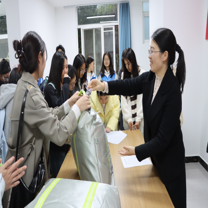 暖冬赠被传温情,火锅共煮聚人心——beat365平台官方网站医学院暖冬关爱行动圆满落幕 第 2 张 暖冬赠被传温情,火锅共煮聚人心——beat365平台官方网站医学院暖冬关爱行动圆满落幕 第 2 张
