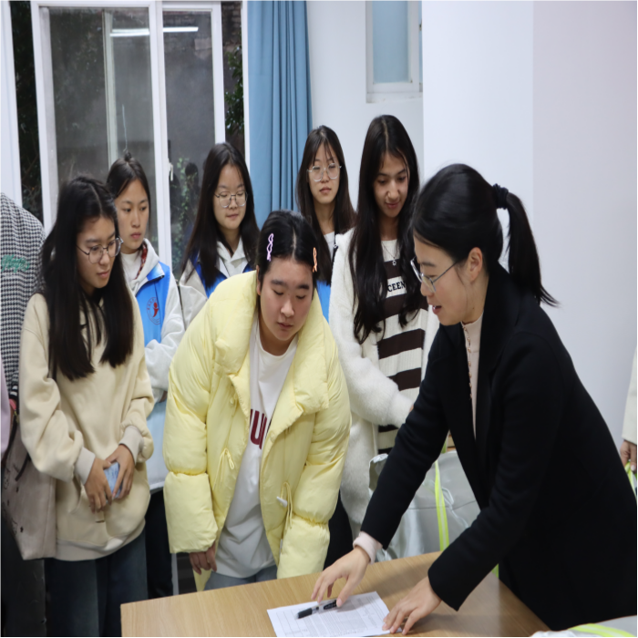 暖冬赠被传温情,火锅共煮聚人心——beat365平台官方网站医学院暖冬关爱行动圆满落幕 第 3 张 暖冬赠被传温情,火锅共煮聚人心——beat365平台官方网站医学院暖冬关爱行动圆满落幕 第 3 张