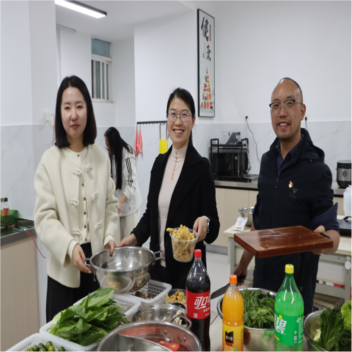 暖冬赠被传温情,火锅共煮聚人心——beat365平台官方网站医学院暖冬关爱行动圆满落幕 第 8 张 暖冬赠被传温情,火锅共煮聚人心——beat365平台官方网站医学院暖冬关爱行动圆满落幕 第 8 张