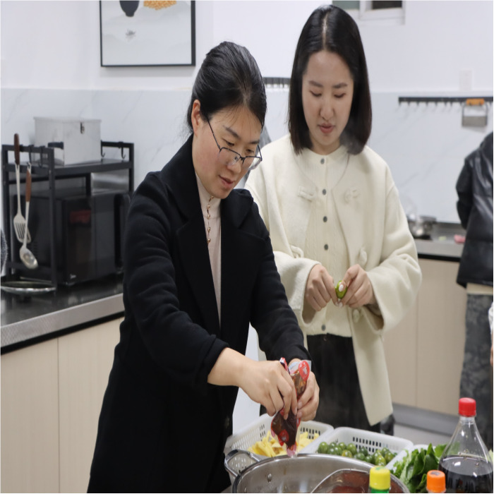 暖冬赠被传温情,火锅共煮聚人心——beat365平台官方网站医学院暖冬关爱行动圆满落幕 第 10 张 暖冬赠被传温情,火锅共煮聚人心——beat365平台官方网站医学院暖冬关爱行动圆满落幕 第 10 张