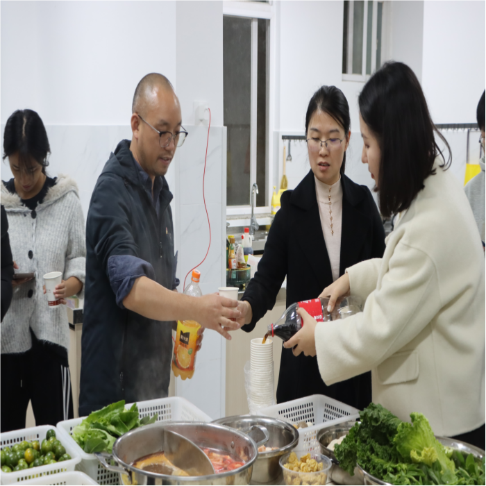 暖冬赠被传温情,火锅共煮聚人心——beat365平台官方网站医学院暖冬关爱行动圆满落幕 第 11 张 暖冬赠被传温情,火锅共煮聚人心——beat365平台官方网站医学院暖冬关爱行动圆满落幕 第 11 张
