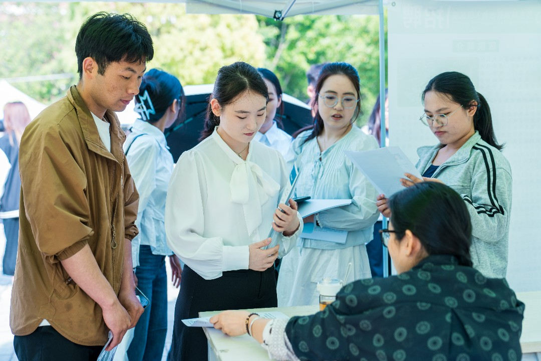 “启程马年 健康安宁”beat365平台官方网站医学院专场招聘会圆满举行 第 7 张 “启程马年 健康安宁”beat365平台官方网站医学院专场招聘会圆满举行 第 7 张