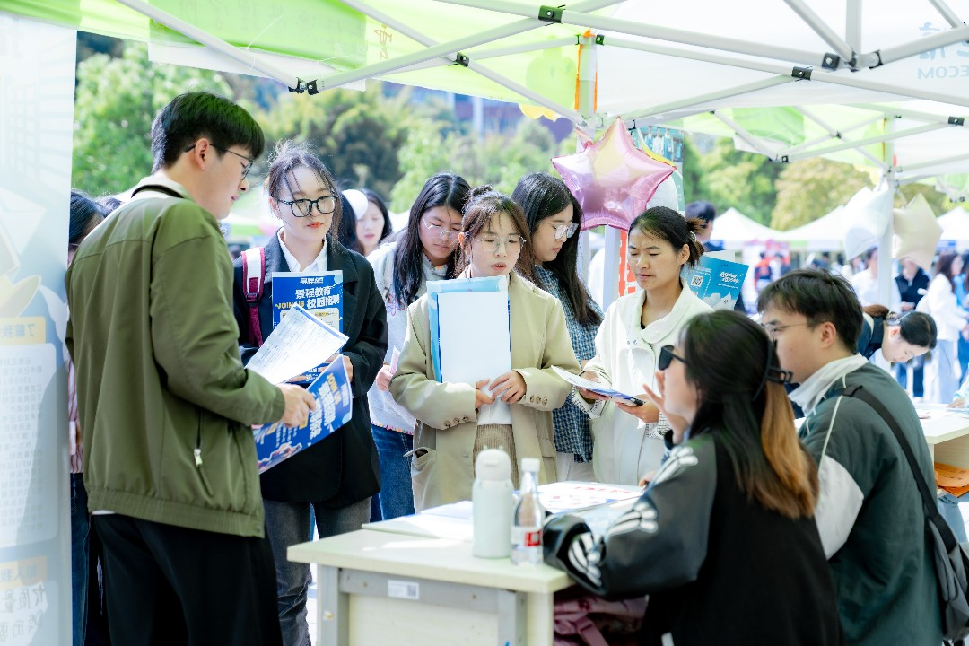“启程马年 健康安宁”beat365平台官方网站医学院专场招聘会圆满举行 第 3 张 “启程马年 健康安宁”beat365平台官方网站医学院专场招聘会圆满举行 第 3 张